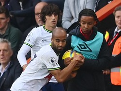 Lucas Moura ingin buru-buru merebut bola agar laga bisa lanjut. Tapi si ball boy menahan-nahan si kulit bundar. Foto: Getty Images/Dan Mullan