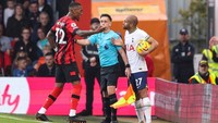 Pemain Bournemouth Jaidon Anthony tampak kurang terima dengan perlakuan Lucas Moura terhadap ball boy. Foto: AFC Bournemouth via Getty Images/Robin Jones - AFC Bournemouth