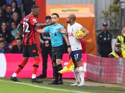 Pemain Bournemouth Jaidon Anthony tampak kurang terima dengan perlakuan Lucas Moura terhadap ball boy. Foto: AFC Bournemouth via Getty Images/Robin Jones - AFC Bournemouth