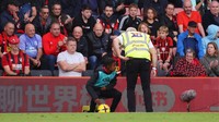 Pada prosesnya steward mendekati ball boy yang sempat menahan-nahan bola agar tidak segera diambil Lucas Moura. Foto: Getty Images/Ryan Pierse