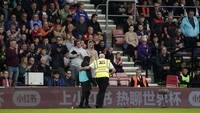 Si ball boy dikawal meningalkan lapangan. Tottenham sendiri sempat ketinggalan 0-2 sebelum berbalik menang 3-2 atas tuan rumah Bournemouth. Foto: PA Images via Getty Images/Andrew Matthews - PA Images