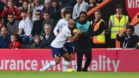 Lucas Moura-nya Tottenham berebut bola dengan seorang ball boy di Vitality Stadium, markas Bournemouth. Foto: Getty Images/Dan Mullan