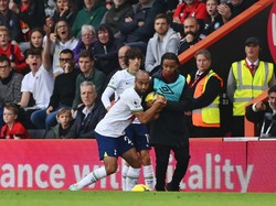 Lucas Moura-nya Tottenham berebut bola dengan seorang ball boy di Vitality Stadium, markas Bournemouth. Foto: Getty Images/Dan Mullan