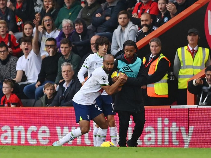 BOURNEMOUTH, ENGLAND - OCTOBER 29: Lucas of Tottenham Hotspur attempts to recover the ball from a ballboy during the Premier League match between AFC Bournemouth and Tottenham Hotspur at Vitality Stadium on October 29, 2022 in Bournemouth, England. (Photo by Dan Mullan/Getty Images)