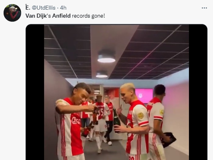 Meme Virgil van Dijk tumbang juga di Anfield.