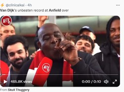 Fans rival Liverpool bersorak karena penggemar The Reds tak bisa lagi membanggakan rekor Van Dijk di Anfield. (Foto: Twitter)