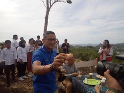 Kala Sandiaga Uno Mencicipi Kompiang Roti Khas Manggarai