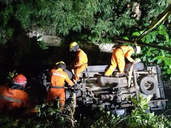 Mobil Kijang Tercebur Sungai di Surabaya gegara Sopir Mabuk