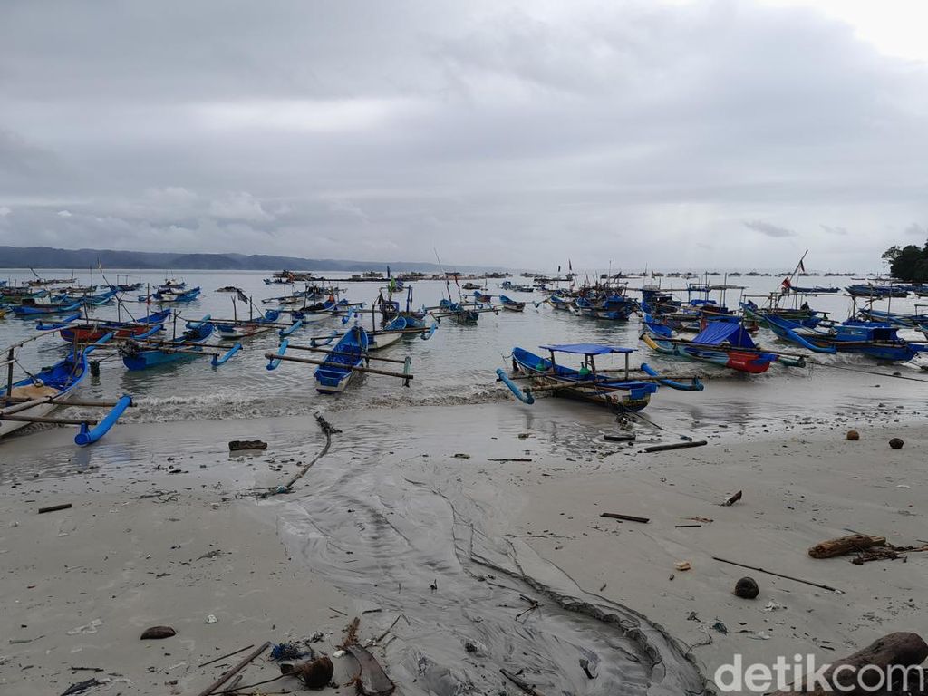 Miris! Pantai Timur Pangandaran yang Kini Banyak Sampah Berserakan