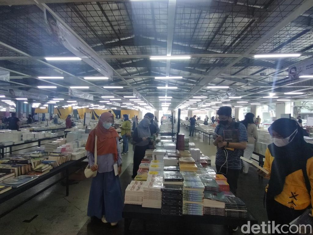 Berburu Buku sambil Menyaksikan Dongeng Bahasa Isyarat di Patjarmerah Surabaya
