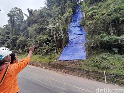 8 Terpal Dipasang di Bekas Longsor Cadas Pangeran Sumedang