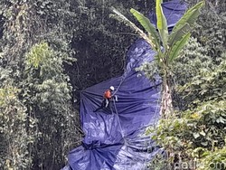Bertaruh Nyawa demi Pasang Terpal Penghalau Longsor di Sumedang
