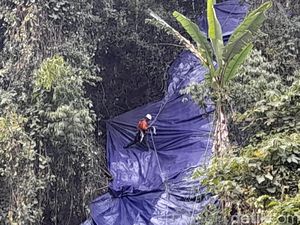 Bertaruh Nyawa demi Pasang Terpal Penghalau Longsor di Sumedang Bertaruh Nyawa demi Pasang Terpal Penghalau Longsor di Sumedang