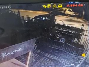 Pencurian Pikap di Surabaya Terekam CCTV Pencurian Pikap di Surabaya Terekam CCTV