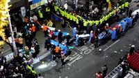 Potret Antrean Tim Evakuasi di Lokasi Tragedi Itaewon