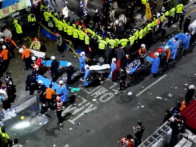 Potret Antrean Tim Evakuasi di Lokasi Tragedi Itaewon