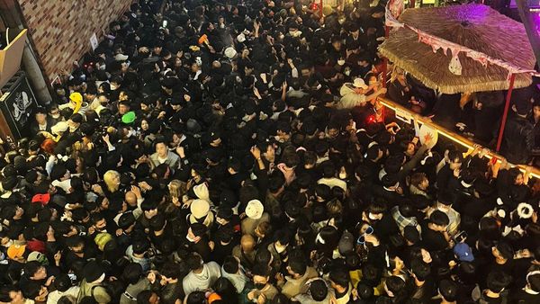 Potret Kerumunan Pesta Halloween Berujung Petaka di Itaewon