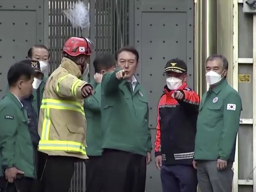 Presiden Korsel Kunjungi Lokasi Tragedi Itaewon yang Tewaskan 149 Orang Presiden Korsel Kunjungi Lokasi Tragedi Itaewon yang Tewaskan 149 Orang