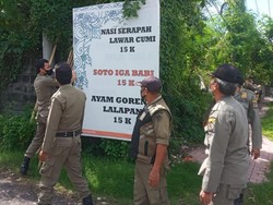 Lagi! Satpol PP Berangus Baliho di Sepanjang Jalan Denpasar-Gianyar