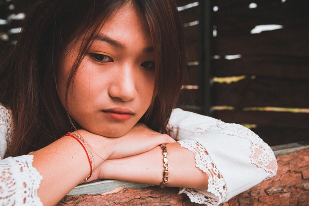 Ciri-ciri sikap toxic ialah sering meragukan diri sendiri.