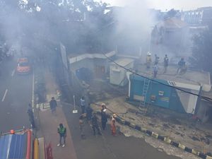 Kebakaran di Jalan Kebayoran Lama Jakbar Padam, Damkar Lakukan Pendinginan