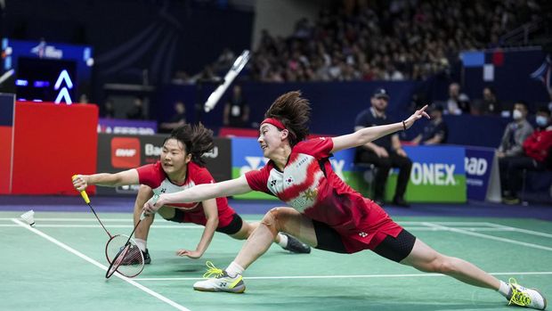 PARIS, FRANCE - OCTOBER 28: Baek Ha Na (L) and Lee So Hee of Korea compete in the Women's Doubles Quarter Finals match against Chen Qingchen and Jia Yifan of China during day four of the Yonex French Open at Stade Pierre de Coubertin on October 28, 2022 in Paris, France. (Photo by Shi Tang/Getty Images)