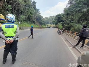 Antisipasi Longsor Batu, Petugas Pasang Terpal di Cadas Pangeran Antisipasi Longsor Batu, Petugas Pasang Terpal di Cadas Pangeran