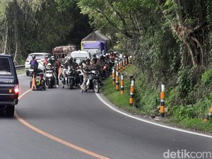 Jalan Jogja-Wonosari Bukit Bintang Longsor, Begini Rekayasa Arus Lalinnya Jalan Jogja-Wonosari Bukit Bintang Longsor, Begini Rekayasa Arus Lalinnya