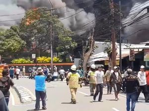 Api Padam, Damkar Lakukan Pendinginan di Kebakaran Kebayoran Lama Api Padam, Damkar Lakukan Pendinginan di Kebakaran Kebayoran Lama