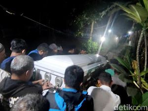Kelabu Pemakaman Novita Korban Penembakan Texas di Semarang Kelabu Pemakaman Novita Korban Penembakan Texas di Semarang