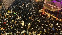 Foto-foto Warga Berdesakan di Pesta Halloween Itaewon