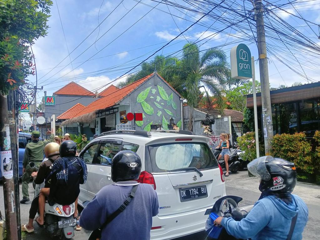 Diprotes Warga-Turis, Uji Coba Lalin Tibubeneng Dikurangi jadi 3 Titik Diprotes Warga-Turis, Uji Coba Lalin Tibubeneng Dikurangi jadi 3 Titik