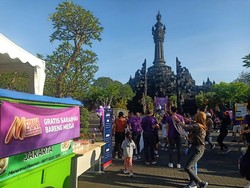 Warga Antusias Ikut Zumba-Buka Rekening Bank Mega di Renon Denpasar