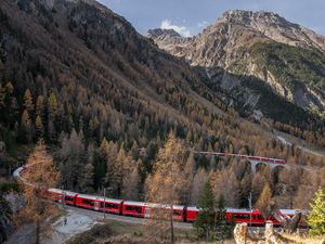 Kereta Penumpang Terpanjang di Dunia Ada di Swiss, Sediakan 4.550 Kursi! Kereta Penumpang Terpanjang di Dunia Ada di Swiss, Sediakan 4.550 Kursi!