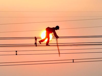 Potret Pekerjaan Menantang Maut! Lihatnya Saja Merinding