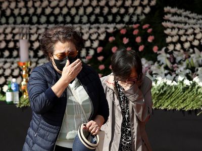 Air Mata, Bunga Krisan, dan Aliran Doa di Altar Duka Itaewon