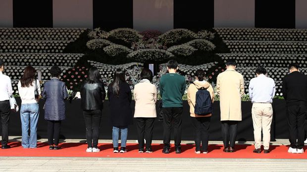 SEOUL, SOUTH KOREA - OCTOBER 31: People pay tribute at memorial altar for the victims of the Halloween celebration stampede, in front of City Hall on October 31, 2022 in Seoul, South Korea. One hundred and fifty-one people have been reported killed and at least 150 others were injured in a deadly stampede in Seoul's Itaewon district, after huge crowds of people gathered for Halloween parties, according to fire authorities. (Photo by Chung Sung-Jun/Getty Images)