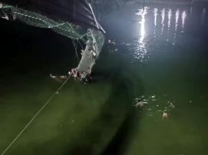 81 Orang Tewas Akibat Jembatan Gantung Ambruk di India