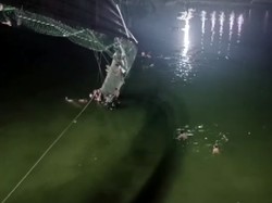 81 Orang Tewas Akibat Jembatan Gantung Ambruk di India