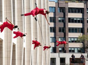 Aksi Penari Bandaloop Meliuk-liuk di Pinggir Gedung