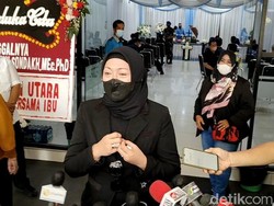 Alasan Angelina Sondakh Berpenampilan Anggun saat Pemakaman Ayah