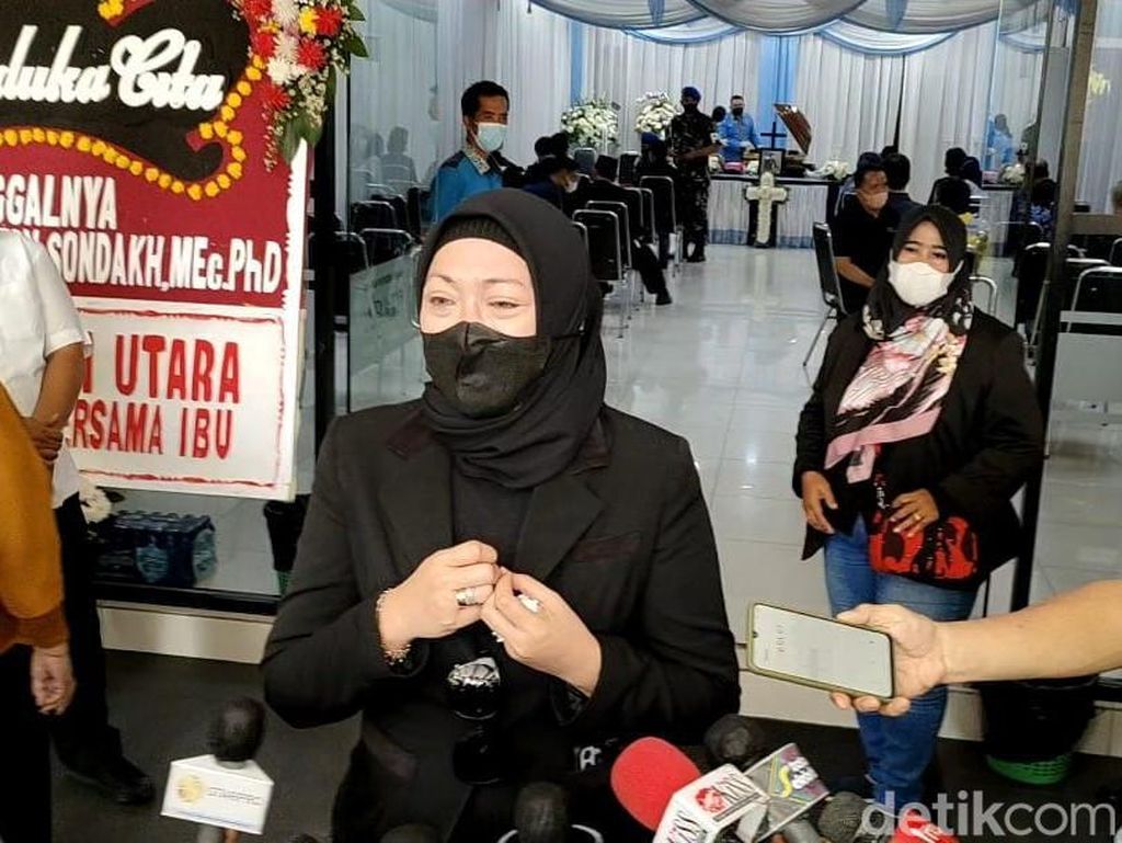 Angelina Sondakh Masih Kalut Ayah Meninggal Dunia Angelina Sondakh Masih Kalut Ayah Meninggal Dunia