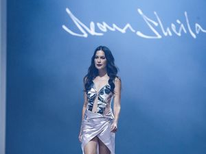 Foto: Adu Gaya Sophia Latjuba, Fuji, Hingga Luna Maya Jadi Model JFW 2023 Foto: Adu Gaya Sophia Latjuba, Fuji, Hingga Luna Maya Jadi Model JFW 2023