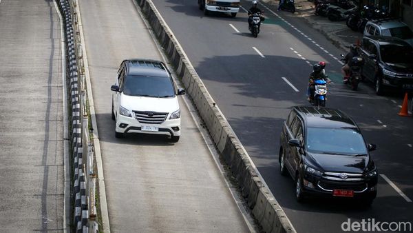 Bandel! Pengendara Ini Terobos Busway di Mampang
