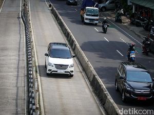 Bandel! Pengendara Ini Terobos Busway di Mampang Bandel! Pengendara Ini Terobos Busway di Mampang
