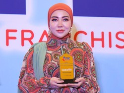 Bella Shofie Raih Penghargaan di IFBC Business Opportunity Of The Year 2022