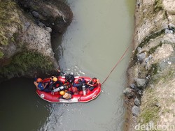 Bocah Bogor Hanyut Ditemukan Meninggal, Dievakuasi dari Dasar Ciliwung