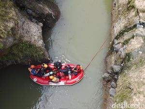 Bocah Bogor Hanyut Ditemukan Meninggal, Dievakuasi dari Dasar Ciliwung Bocah Bogor Hanyut Ditemukan Meninggal, Dievakuasi dari Dasar Ciliwung