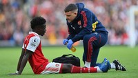 Bukayo Saka menjadi korban dalam kemenangan Arsenal atas Nottingham Forest. Winger muda Inggris itu mengalami cedera lutut. (Foto: Getty Images/Justin Setterfield)