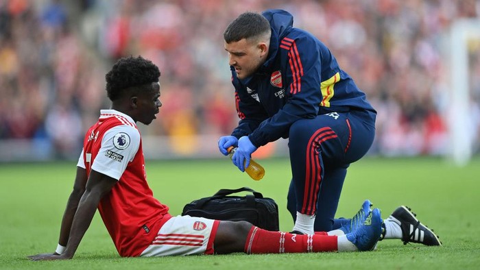 LONDON, ENGLAND - OCTOBER 30: Bukayo Saka of Arsenal receives medical treatment during the Premier League match between Arsenal FC and Nottingham Forest at Emirates Stadium on October 30, 2022 in London, England. (Photo by Justin Setterfield/Getty Images)